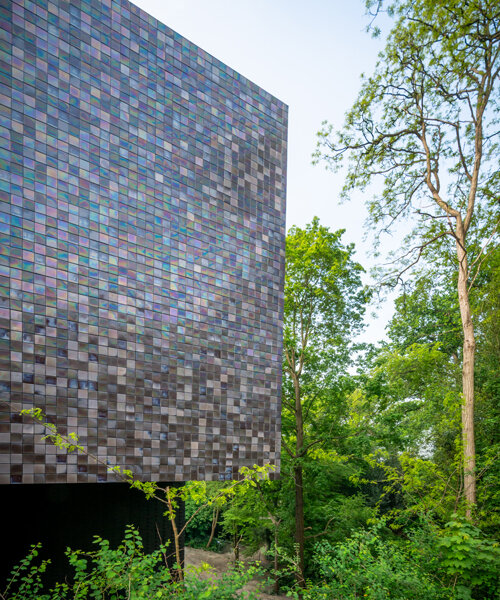 benthem crouwel wraps its arnhem museum extension in shimmering tiles