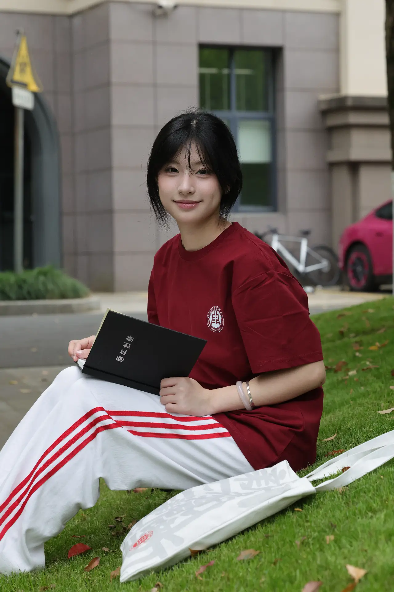 这款T恤在设计上完美诠释了“知行合一
